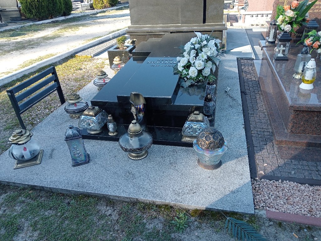 Grób Adam Nowiński